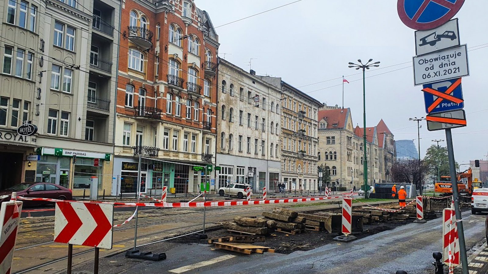 Na zdjęciu ulica Święty Marcin, na pierwszym planie rozkopana jezdnia i znaki drogowe