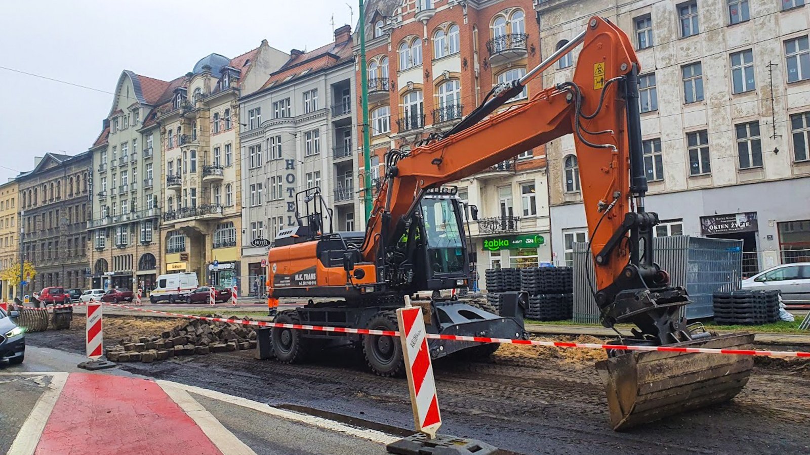 Ulica Święty Marcin. Na pierwszym planie koparka, w tle kamienice