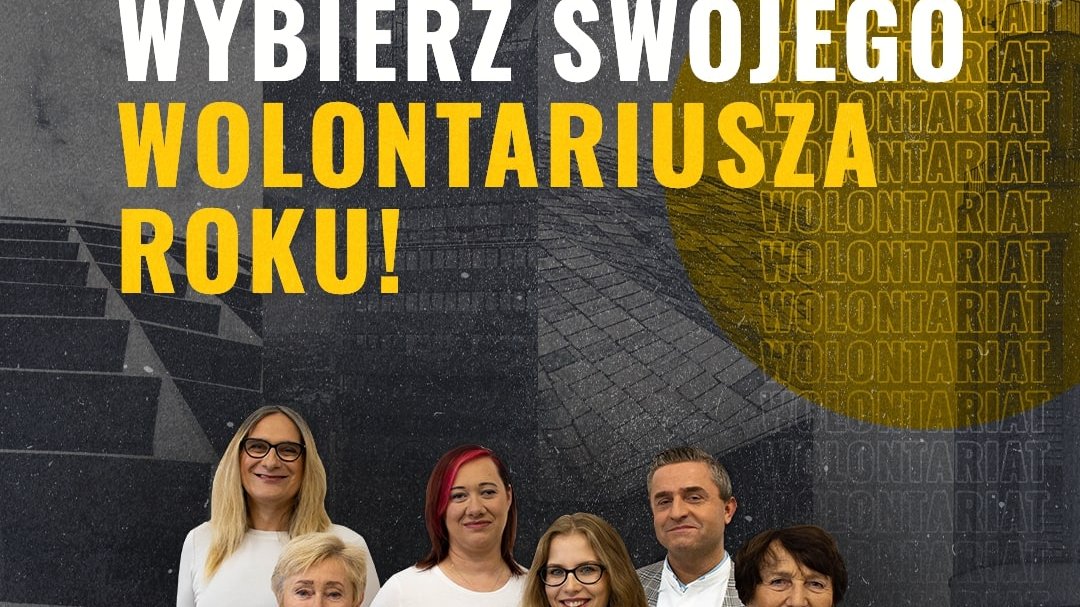 Galeria zdjęć przedstawia grafiki promujące konkurs Poznański Wolontariusz Roku 2021. Widać na nich grupę uśmiechniętych osób patrzących w obiektyw.