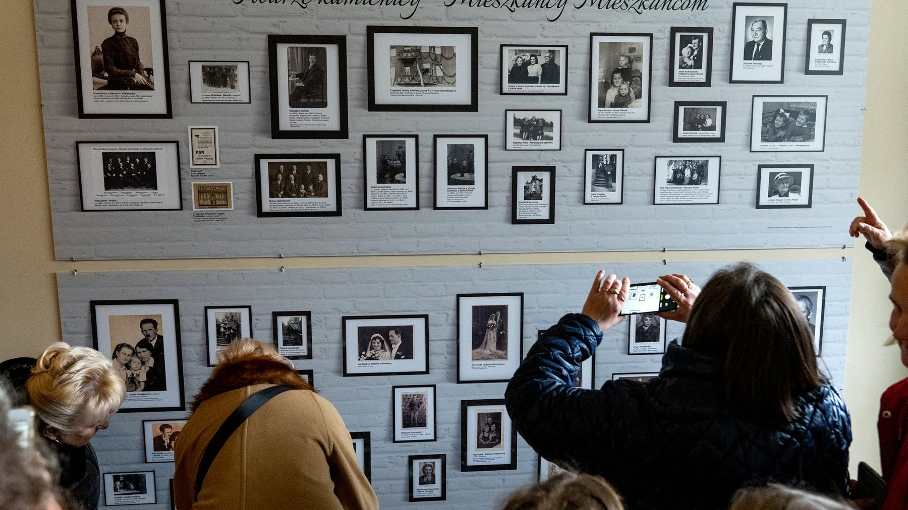 Galeria zdjęć przedstawia wernisaż wystawy "Twarze Kamienicy".