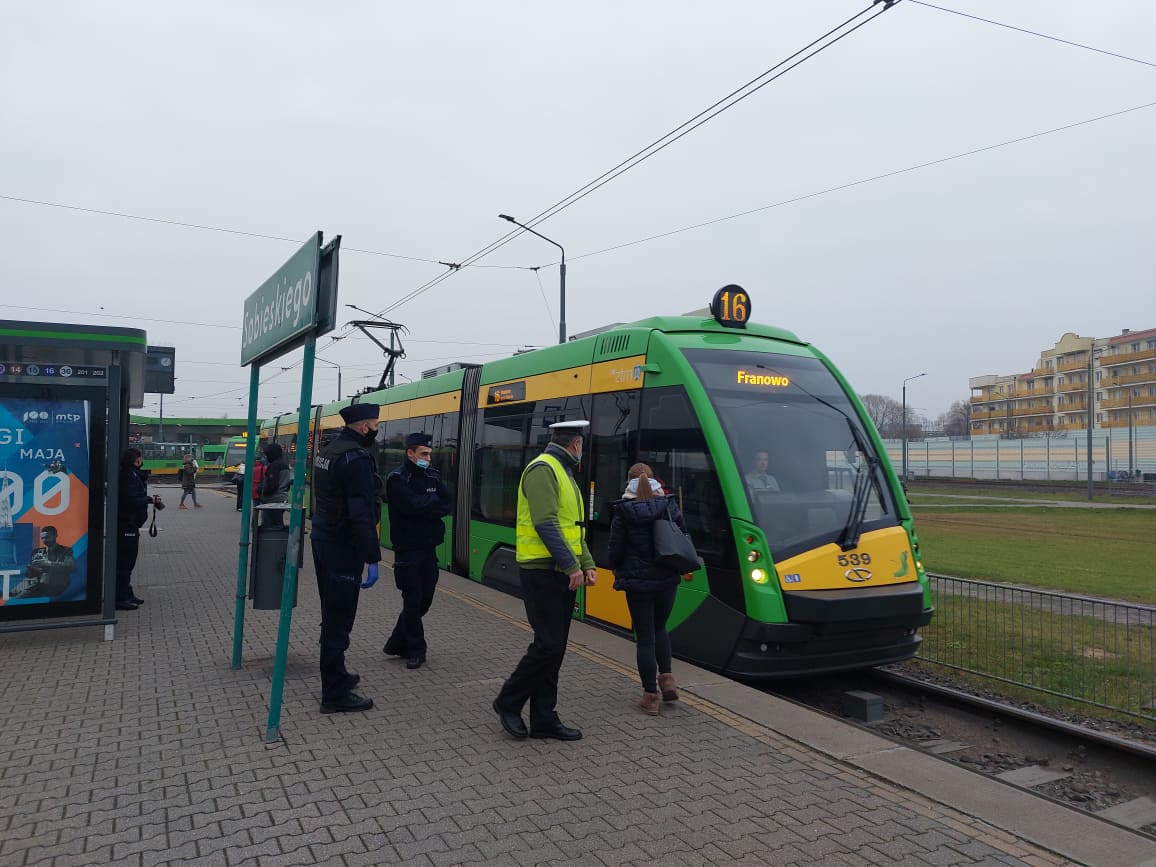 Na zdjęciu policjanci wchodzący do tramwaju stojącego na pętli Sobieskiego - grafika artykułu