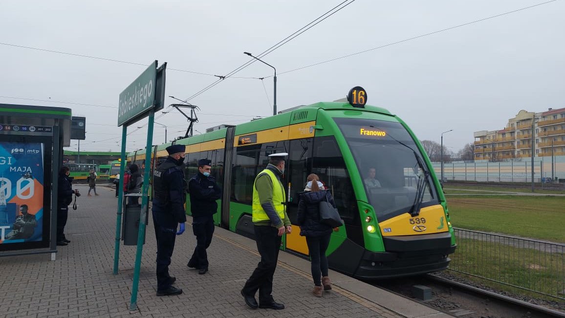 Na zdjęciu policjanci wchodzący do tramwaju stojącego na pętli Sobieskiego