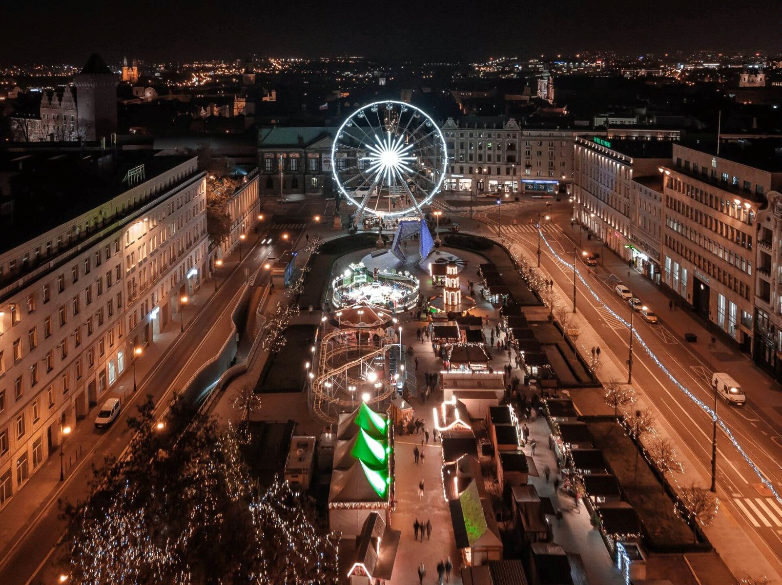 Zdjęcie przedstawia jarmark na placu Wolności widziany z góry. - grafika artykułu