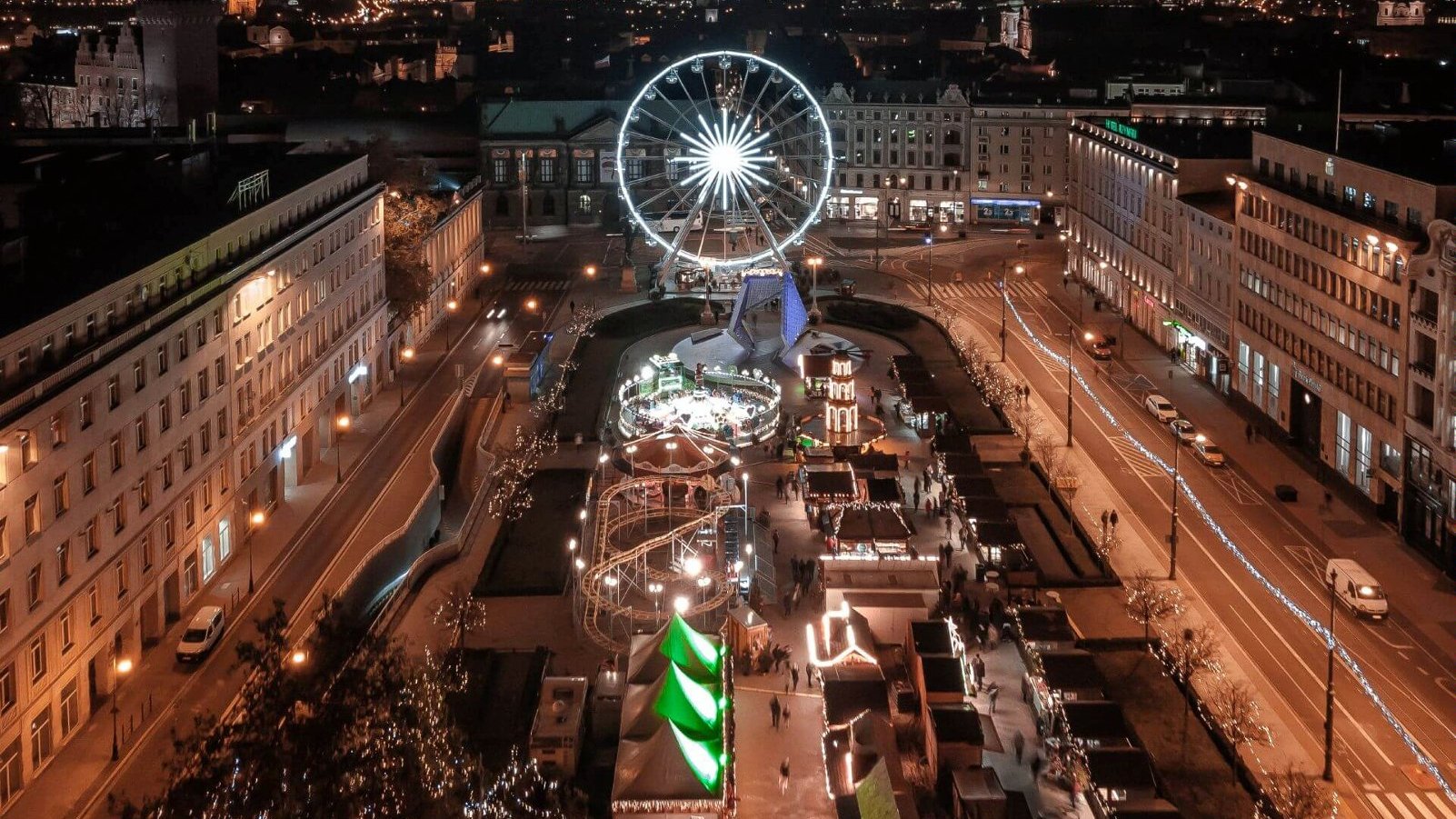 Zdjęcie przedstawia jarmark na placu Wolności widziany z góry.