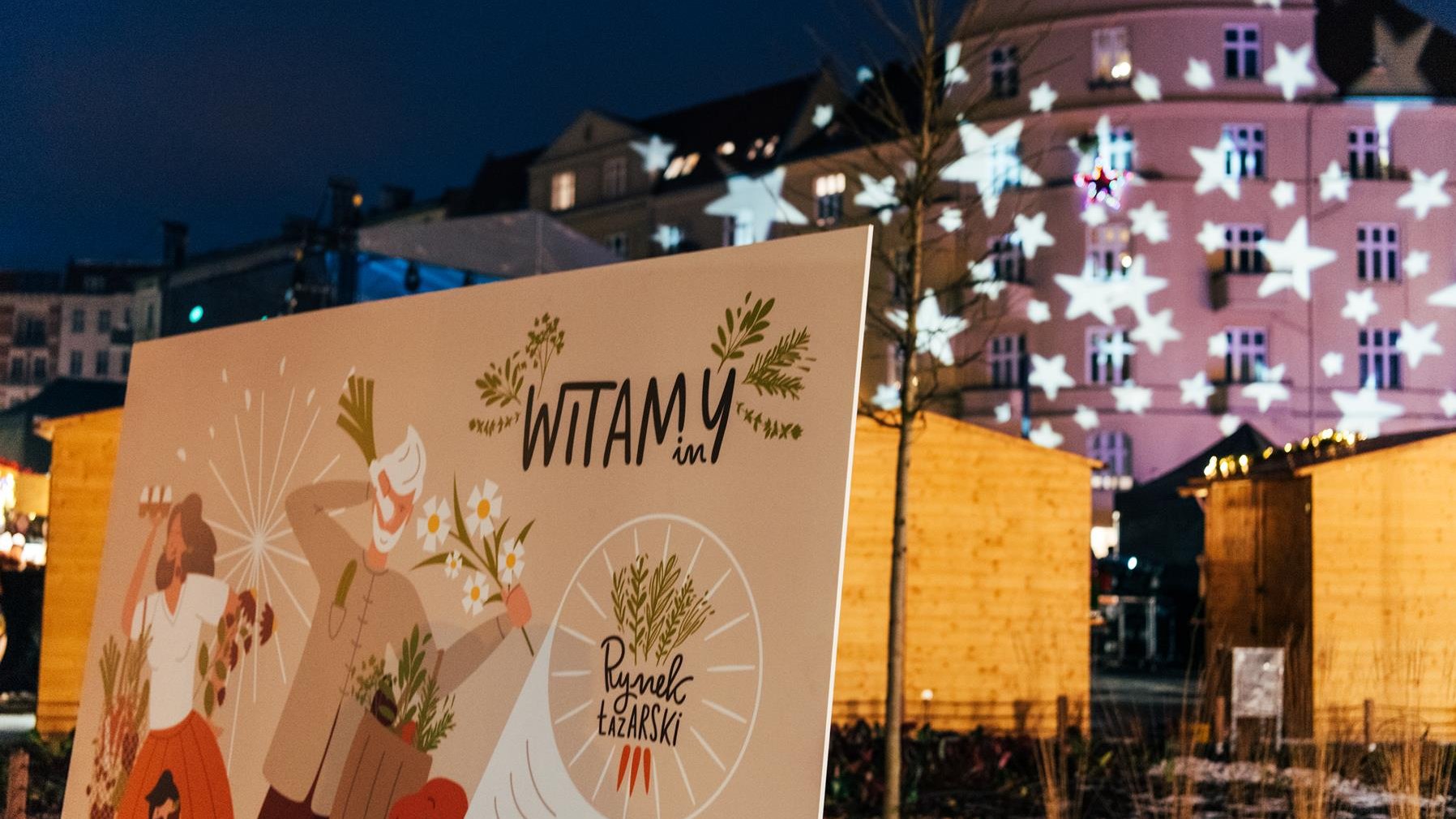 Na zdjęciu rynek Łazarski, na pierwszym planie duża plansza z napisem: witamy