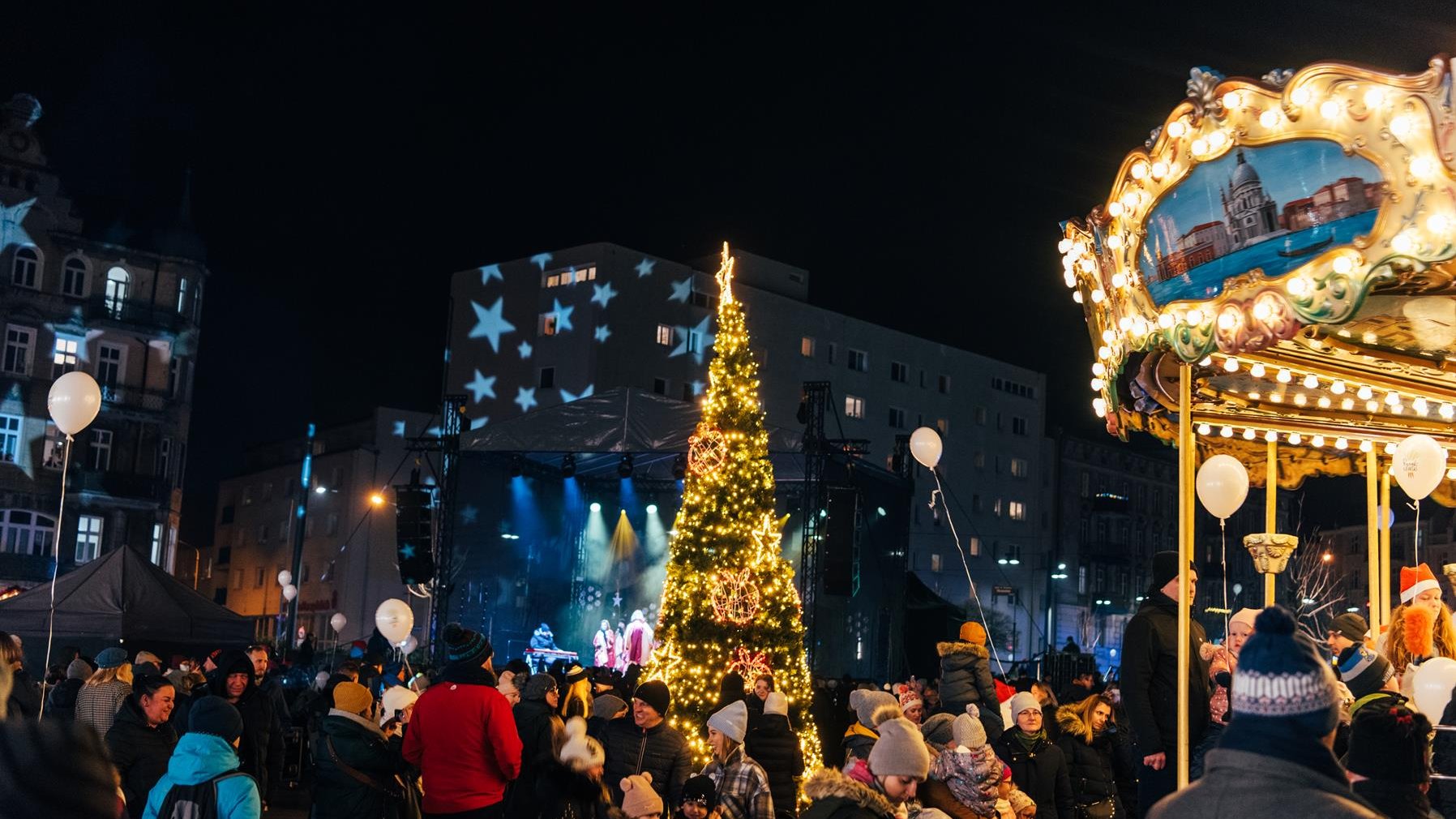 Na zdjęciu rynek Łazarski, w centrum choinka, obok karuzela