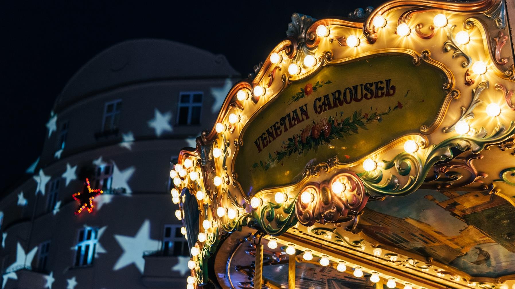 Na zdjeciu detal -zbliżenie na napis na karuzeli: venetian carousel