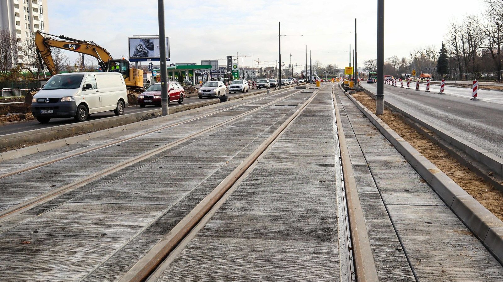 Zbliżenie na wyremontowane tory tramwajowe.