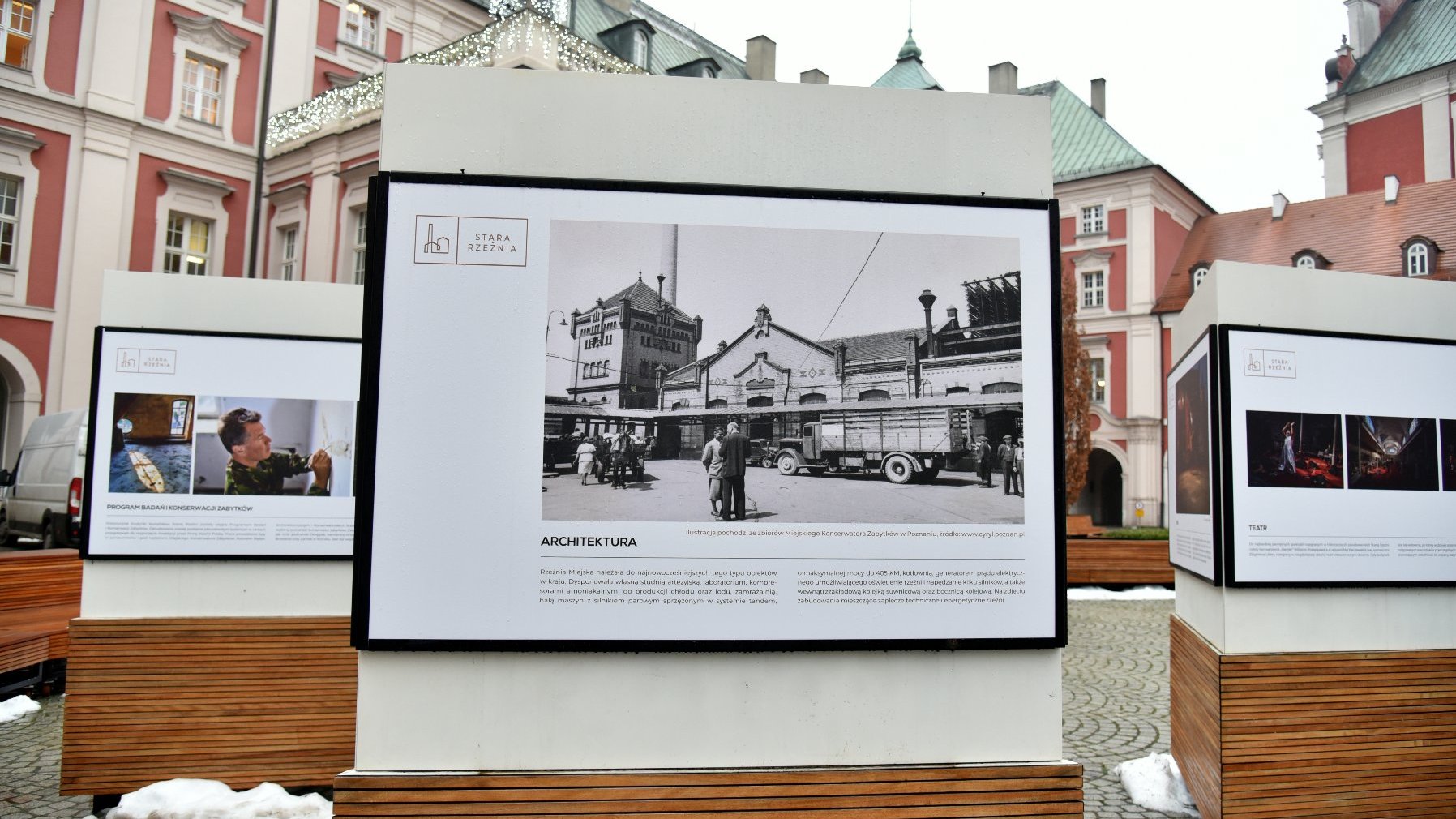 Galeria zdjęć przedstawia wystawę fotografii na dziedzińcu urzędu miasta przy pl. Kolegiackim.