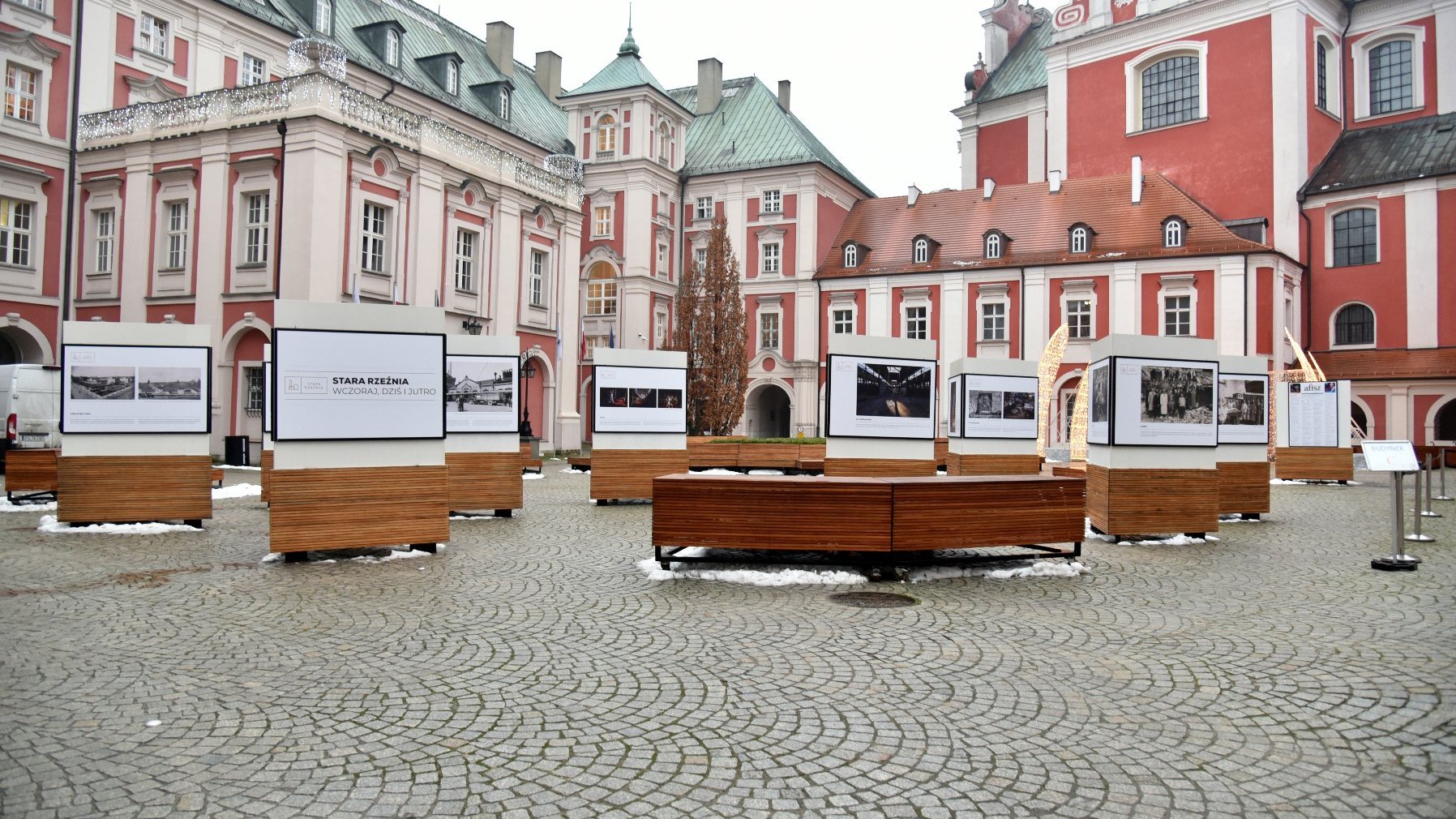 Galeria zdjęć przedstawia wystawę fotografii na dziedzińcu urzędu miasta przy pl. Kolegiackim.