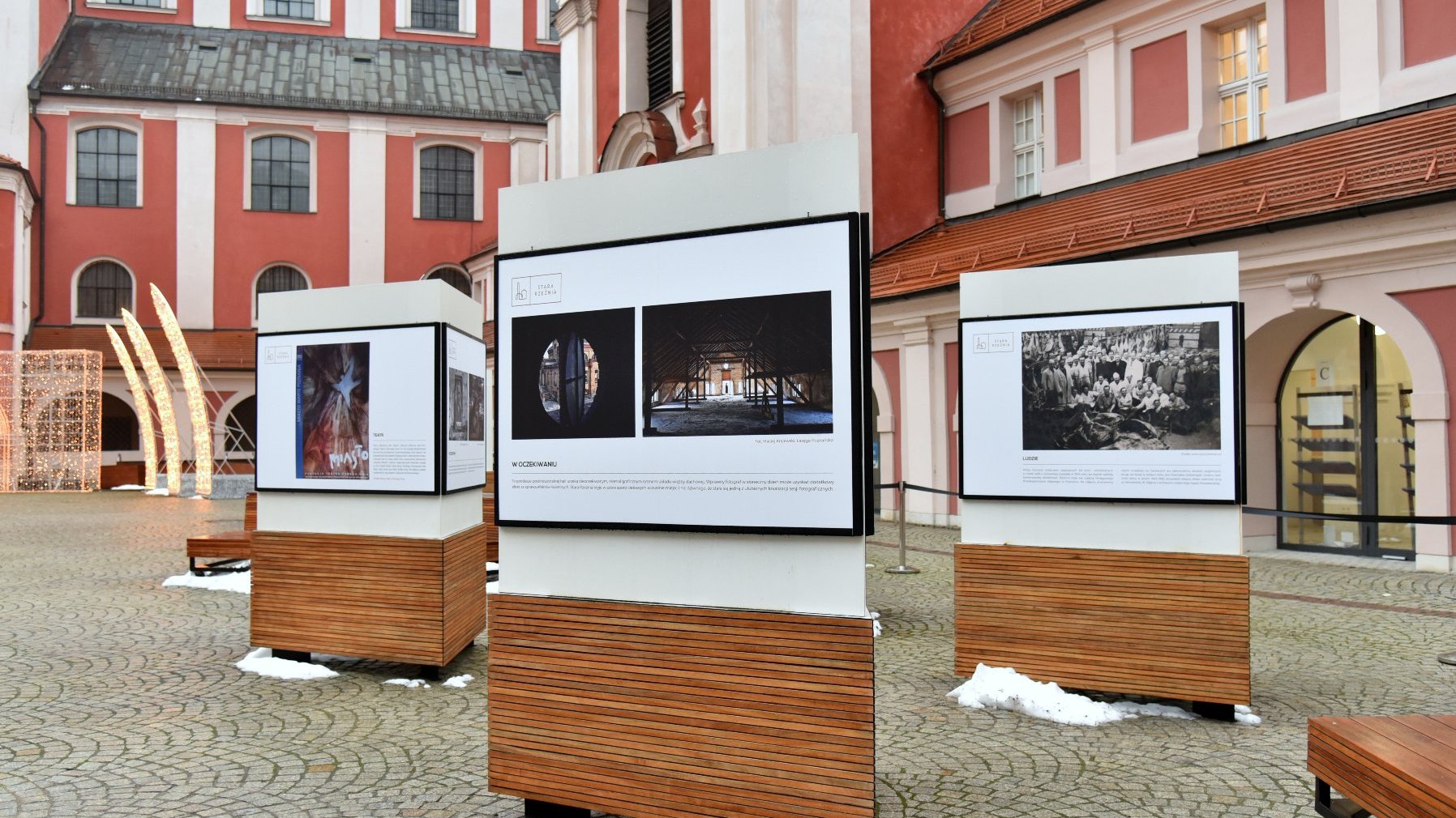 Galeria zdjęć przedstawia wystawę fotografii na dziedzińcu urzędu miasta przy pl. Kolegiackim.