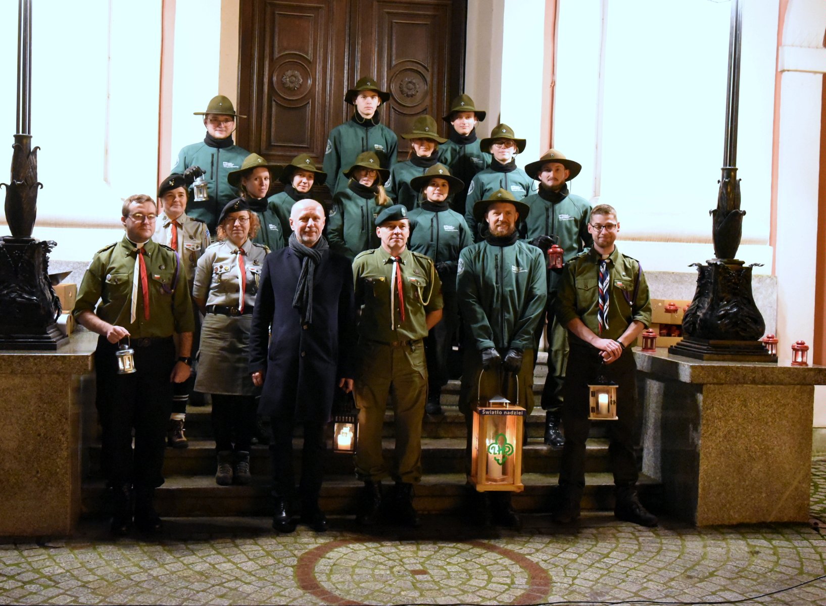 Zdjęcie przedstawia harcerzy i wiceprezydenta na schodach urzędu miasta. - grafika artykułu