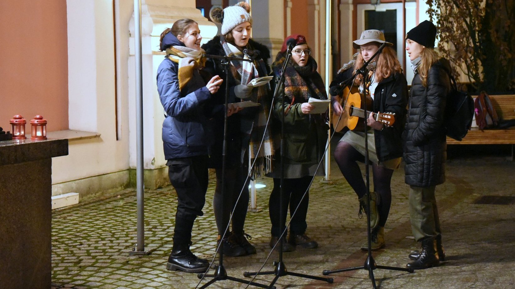 Zdjęcie przedstawia śpiewające i grające na gitarze dziewczyny.