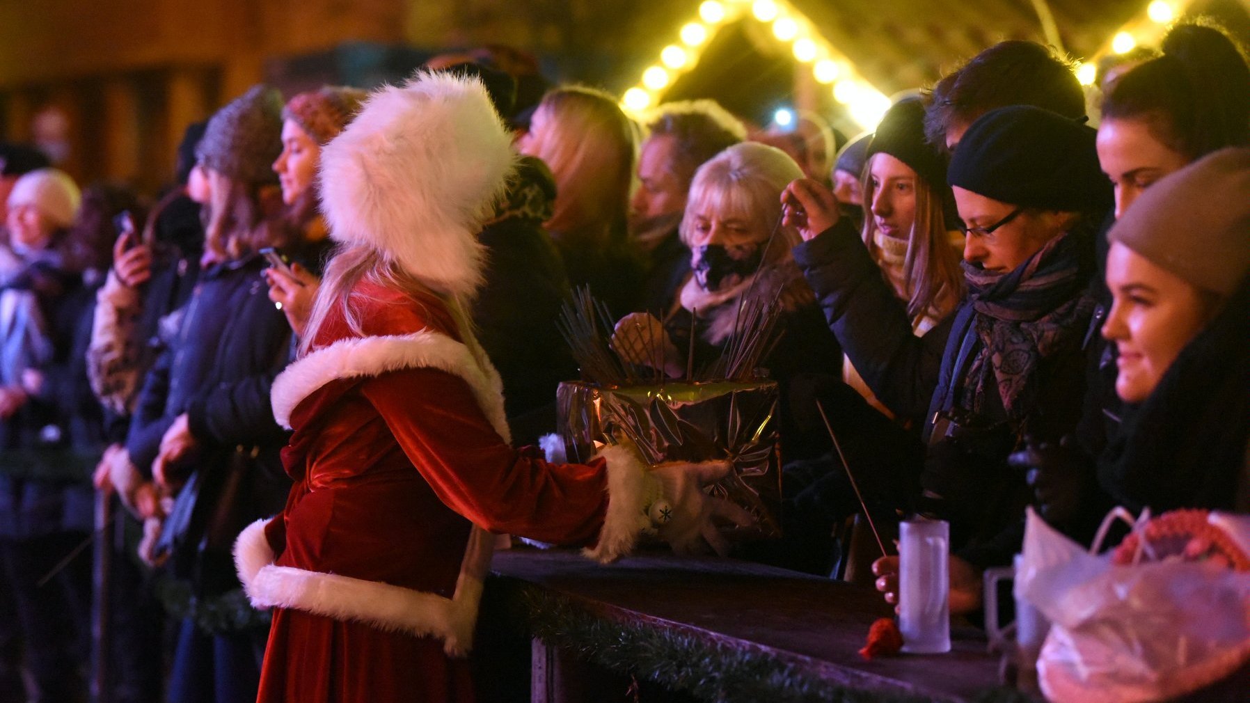 Galeria zdjęć przedstawia uczestników akcji "Poznań Silent Night", która odbyła się na pl. Wolności.