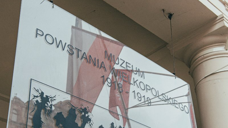 Galeria zdjęć przedstawia akcję rozdawania flag powstańczych poznaniakom na Starym Rynku.