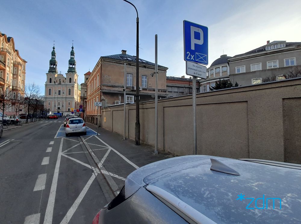 Specjalne miejsca parkingowe dla osób odwożących chorych do szpitala przy ul. Długiej - grafika artykułu