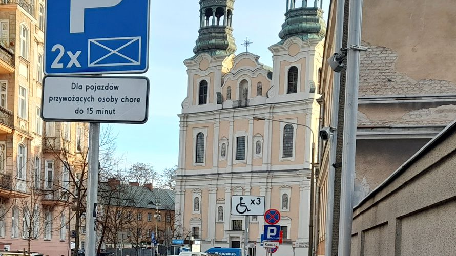 Znak informujący o specjalnych miejscach parkingowych przy ul. Długiej