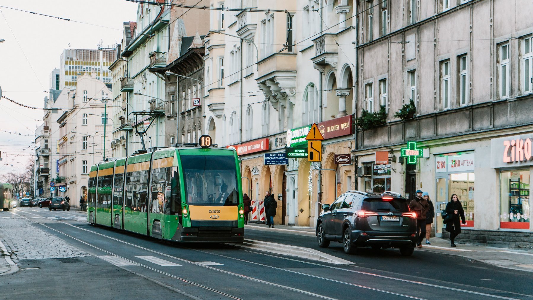 Galeria zdjęć pokazujących nowe przystanki wiedeńskie przy rynku Jeżyckim