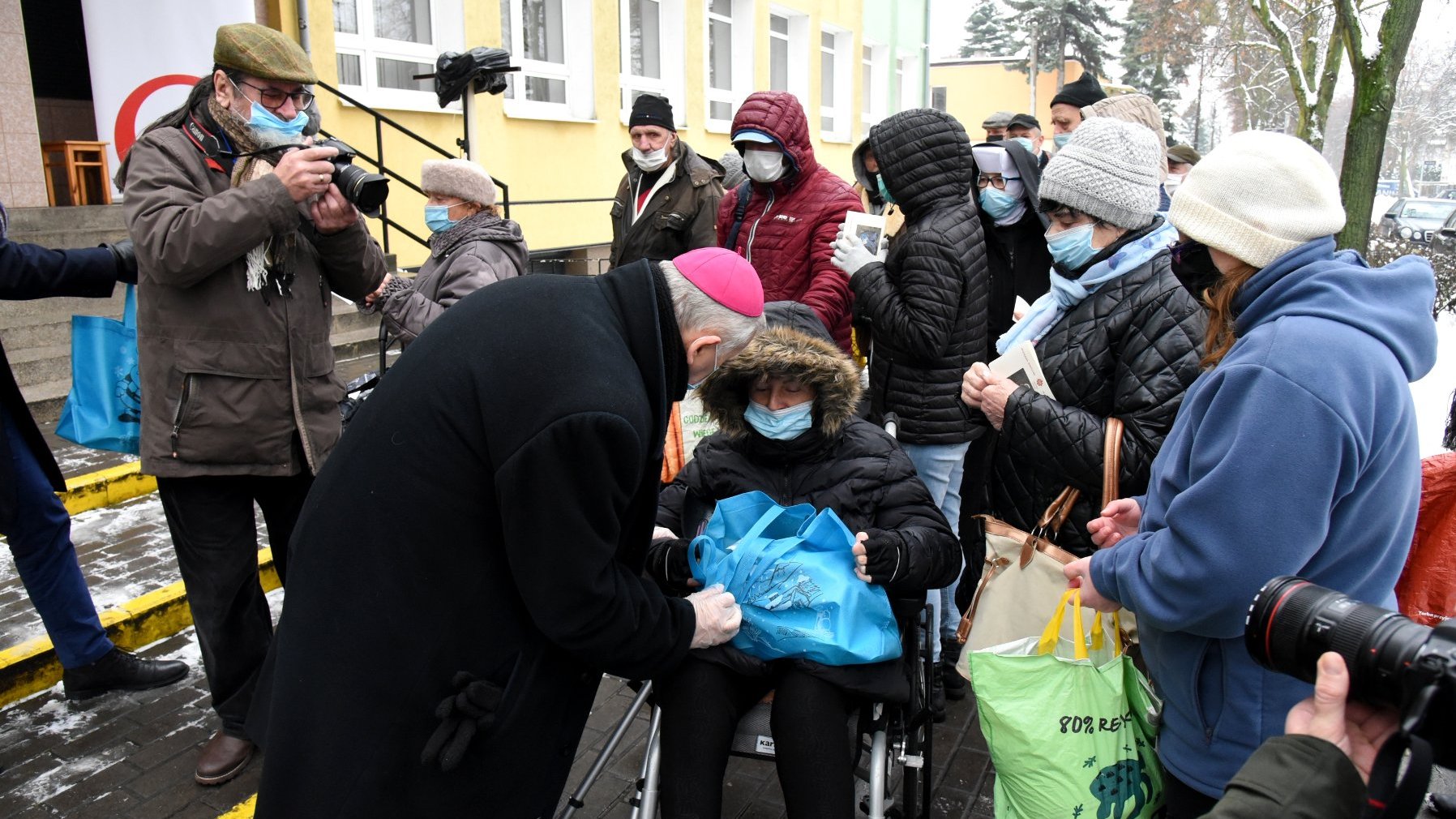 Galeria zdjęć z rozdawania posiłków potrzebującym przez Caritas