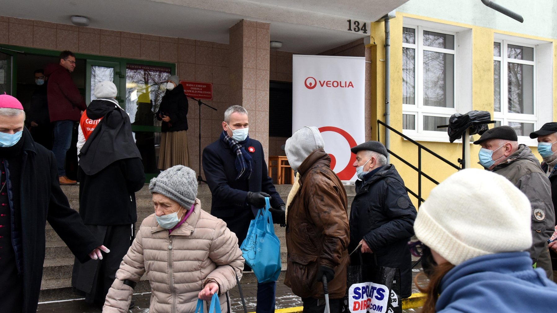 Galeria zdjęć z rozdawania posiłków potrzebującym przez Caritas