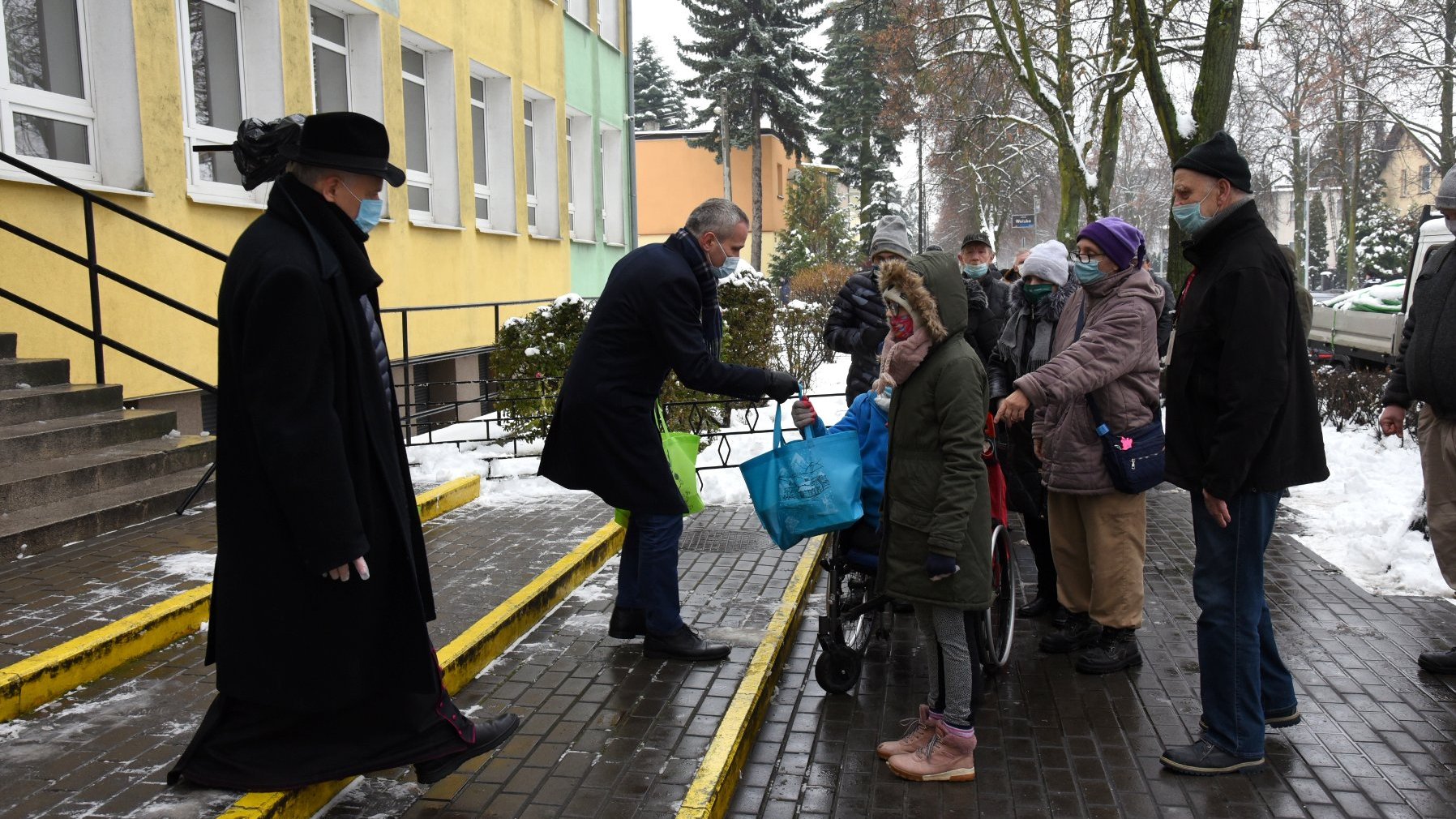 Galeria zdjęć z rozdawania posiłków potrzebującym przez Caritas