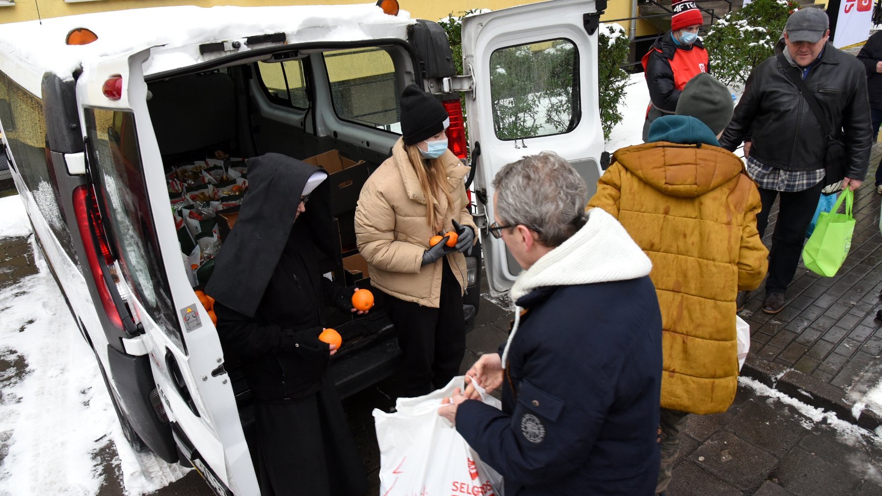 Galeria zdjęć z rozdawania posiłków potrzebującym przez Caritas