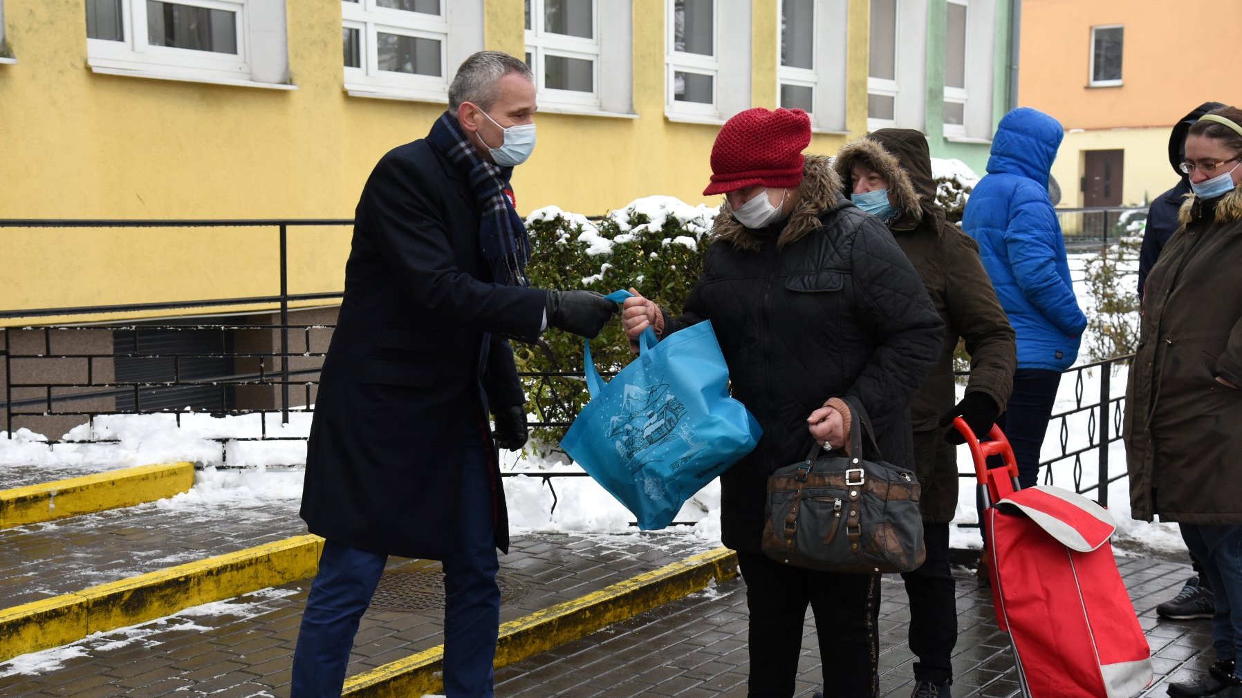 Galeria zdjęć z rozdawania posiłków potrzebującym przez Caritas