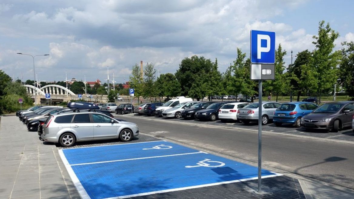 Galeria zdjęć przedstawia jezdnie, chodniki i parkingi.