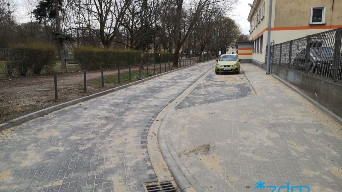 Galeria zdjęć przedstawia jezdnie, chodniki i parkingi.