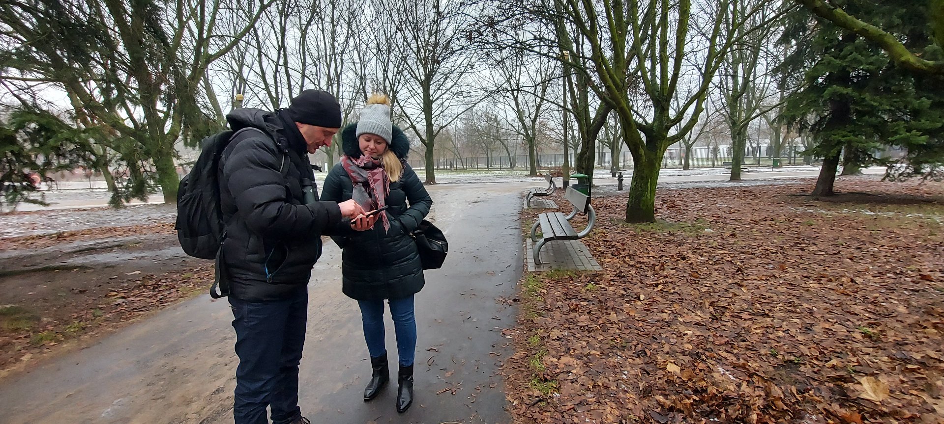 Zdjęcie przedstawia pracowników Zarządu Zieleni Miejskiej - mężczyznę i kobietę - w parku. - grafika artykułu