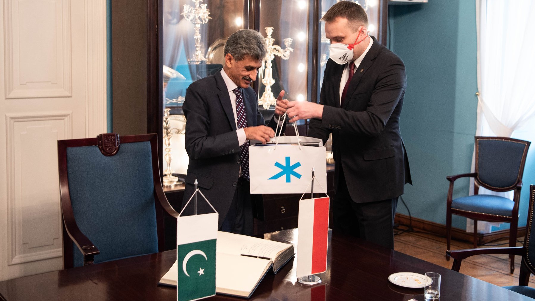 Malik Muhammad Farooq, ambasador Pakistanu w Polsce i Mariusz Wiśniewski, zastępca prezyenta Poznania.