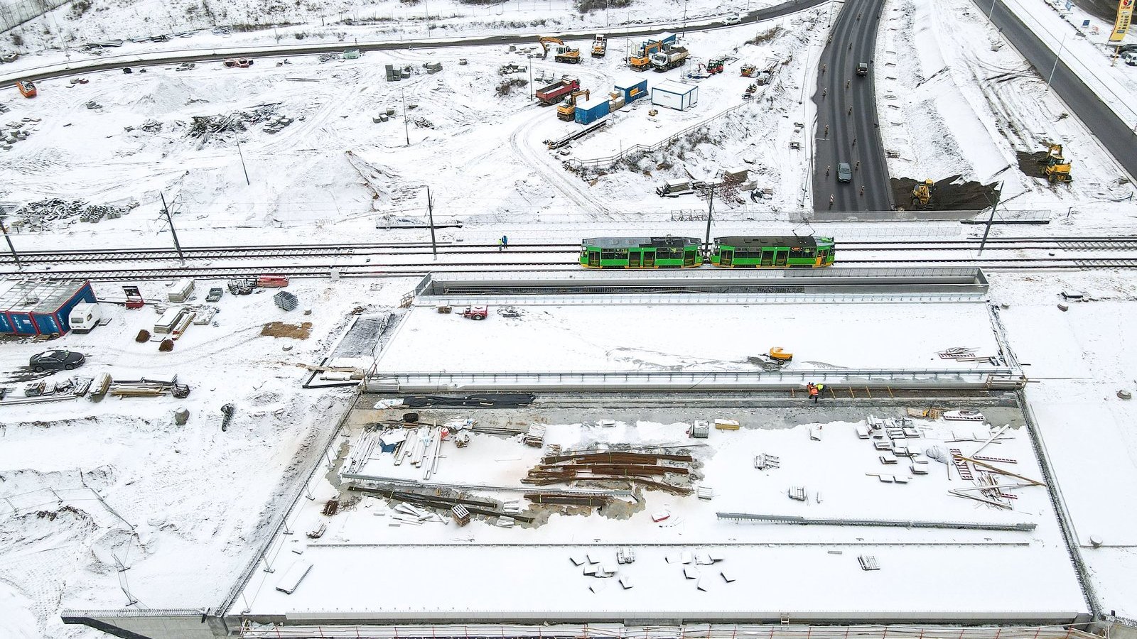 Widok z lotu ptaka na tramwaj stojący na wiadukcie