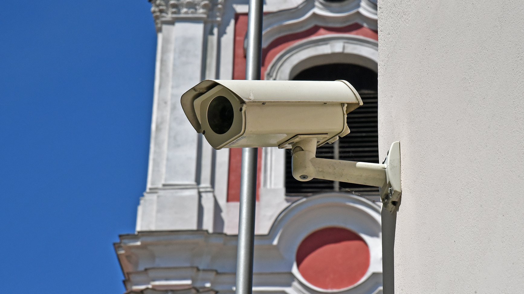 Na zdjęciu kamera monitoringu miejskiego, w tle budynek urzędu - grafika artykułu