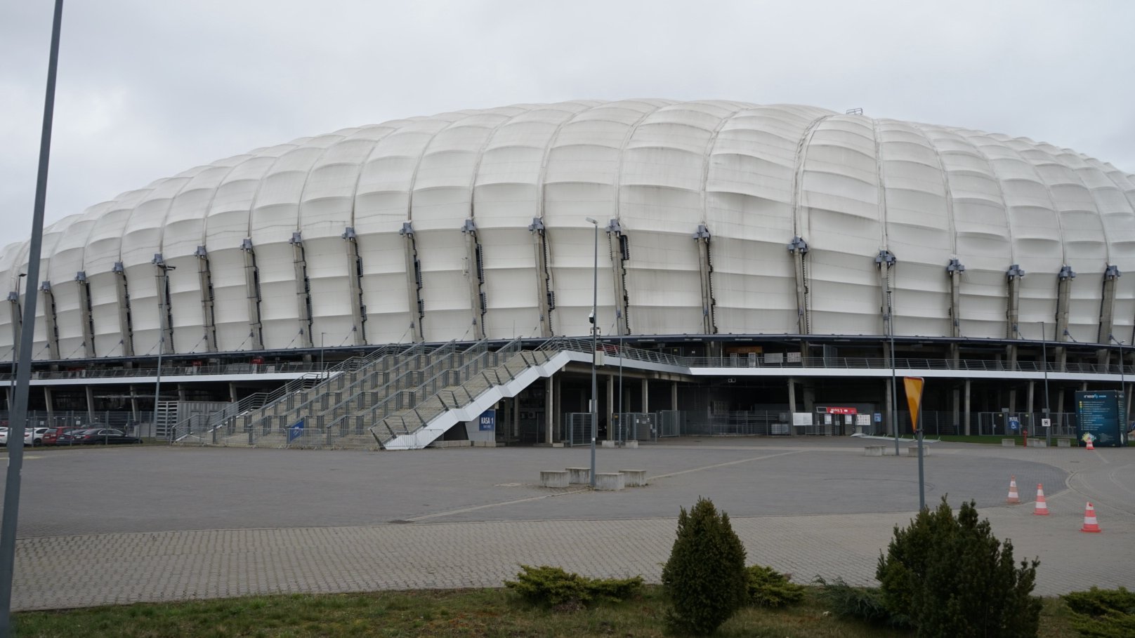 Na zdjęciu Stadion Miejski widziany z zewnątrz - grafika artykułu