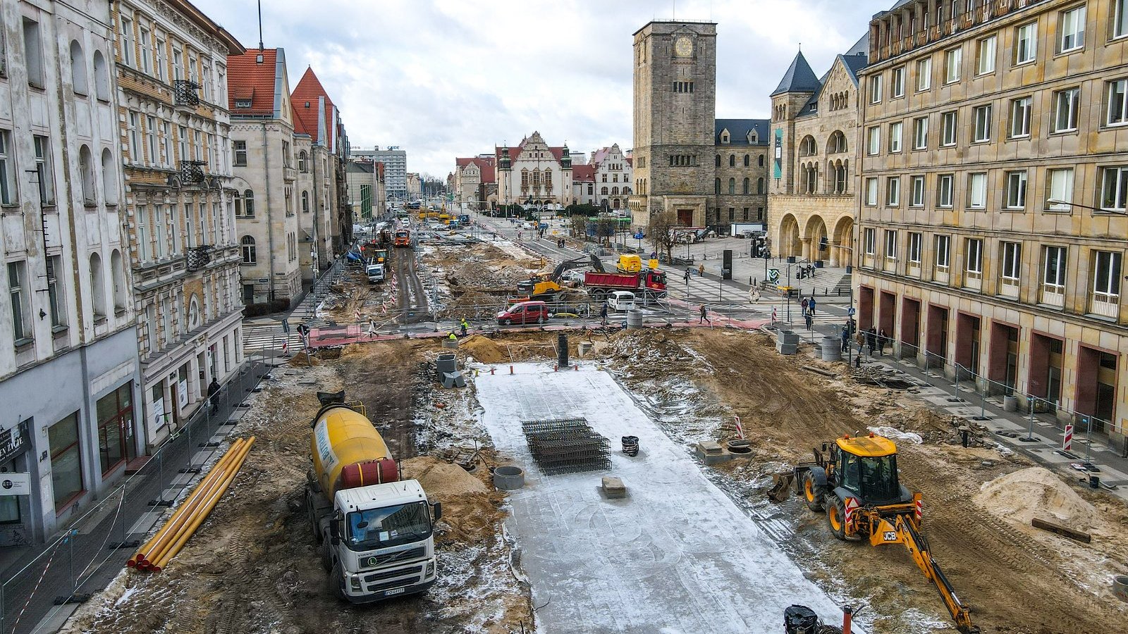 Na zdjęciu przebudowa ulicy Święty Marcin, widok z lotu ptaka, w centrum rozkopana ulica, w tle wieża zamku