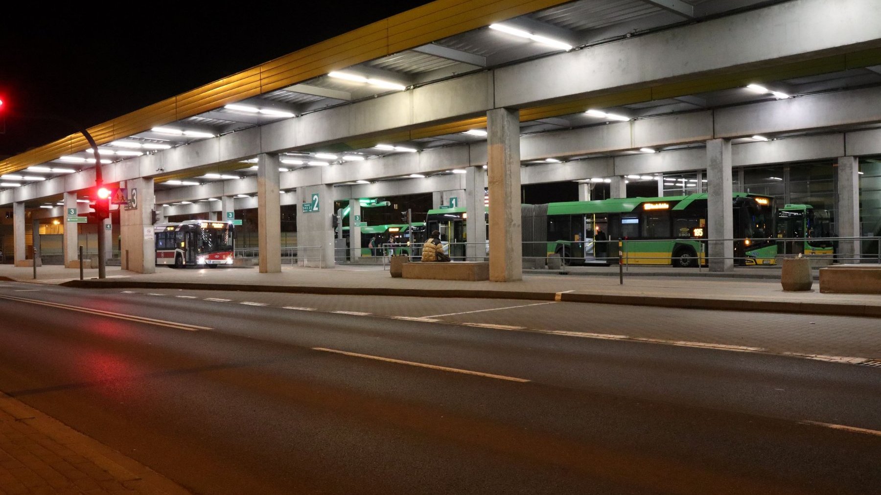 Dworzec autobusowy Os. Sobieskiego nocą