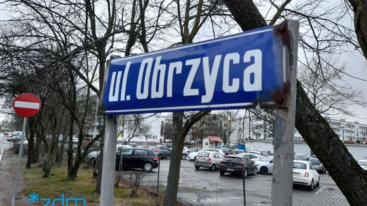 Przykład starej, zniszczonej tablicy uliczne