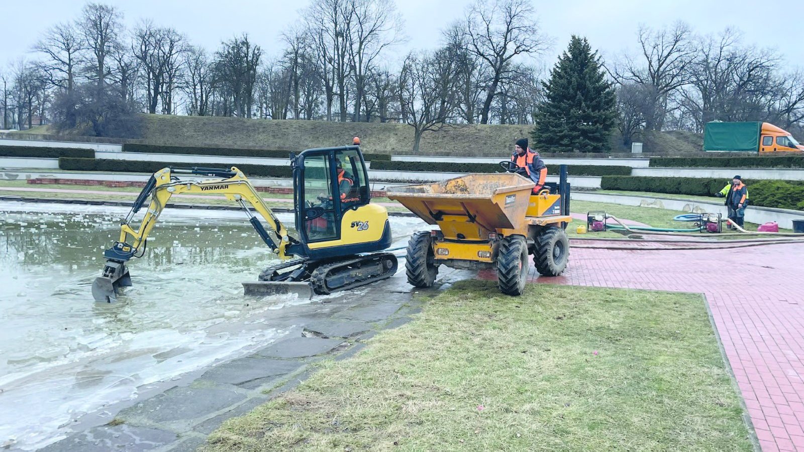 Galeria zdjęć przedstawia prace przy czyszczeniu zbiorników wodnych w parku Cytadela. Widać na nim pracowników i maszyny oraz sadzawkę.