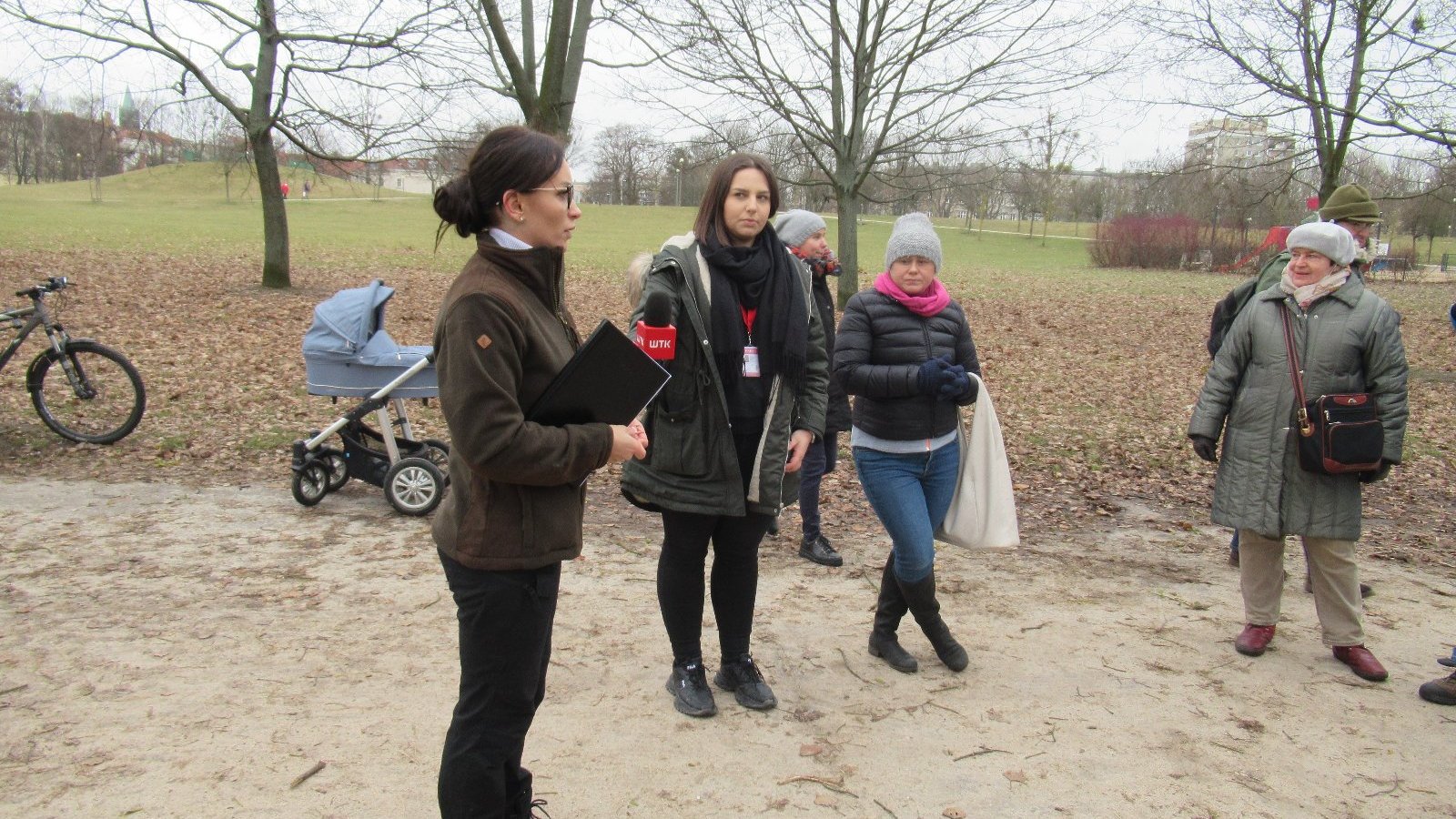 Zdjęcie przedstawia grupę ludzi w parku.