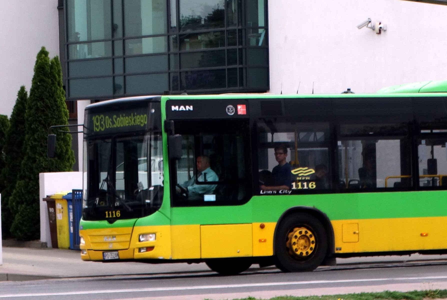 Autobus linii nr 193 - grafika artykułu