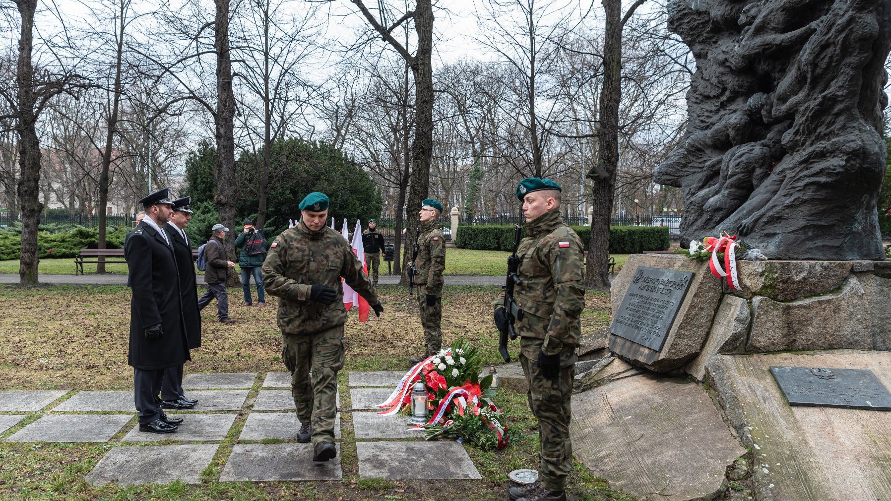 Galeria zdjęć przedstawia poznańskie obchody 82. rocznicy pierwszej masowej zsyłki Polaków na Sybir.