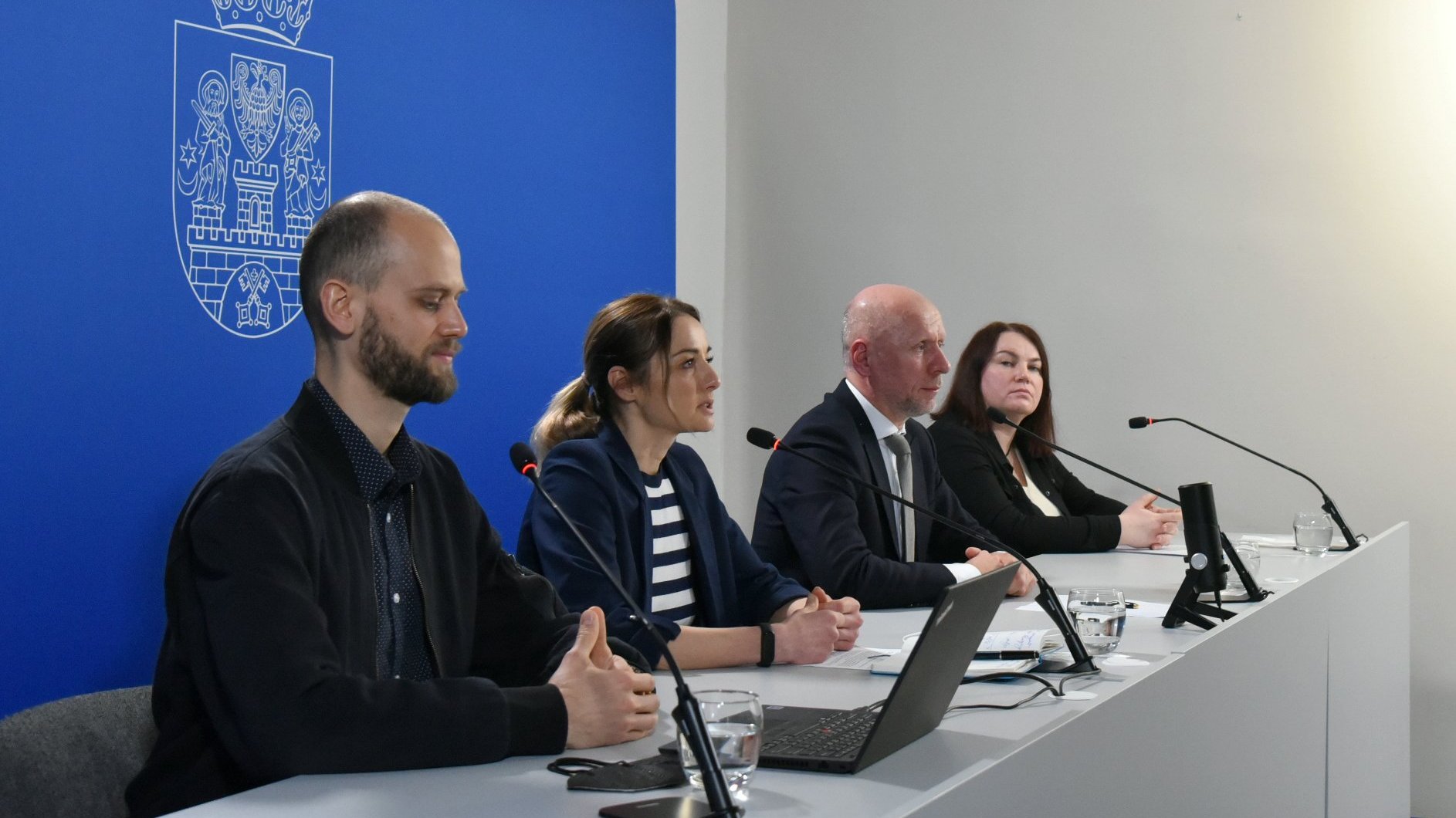 Galeria zdjęć przedstawia zdjęcia z konferencji prasowej. Widać na nich ludzi siedzących za stołem konferencyjnym.