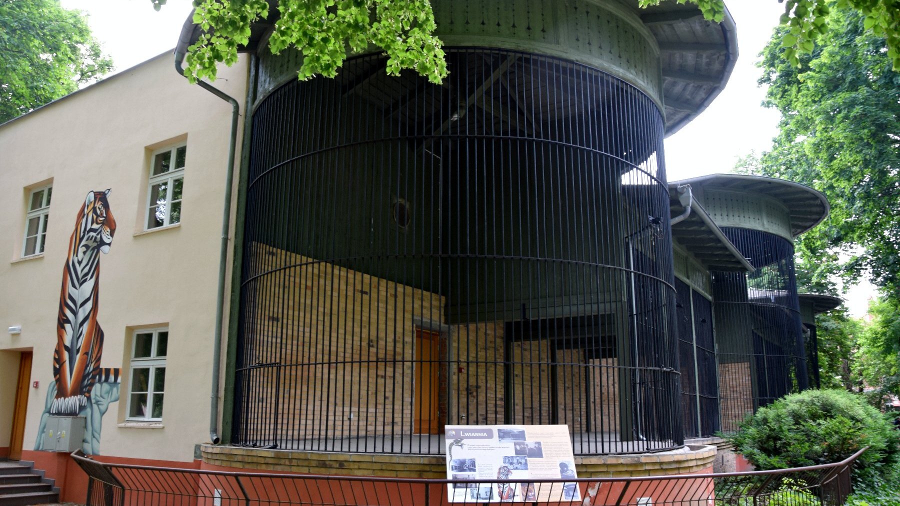 Galeria zdjęć przedstawia Muzeum Historii Zoo i Lwa.