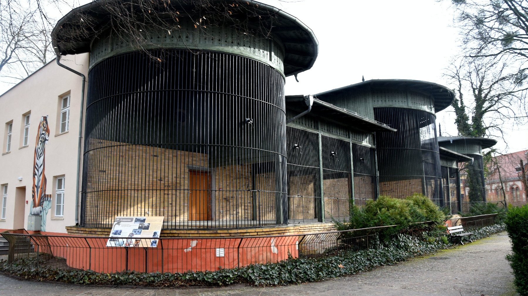 Galeria zdjęć przedstawia Muzeum Historii Zoo i Lwa.