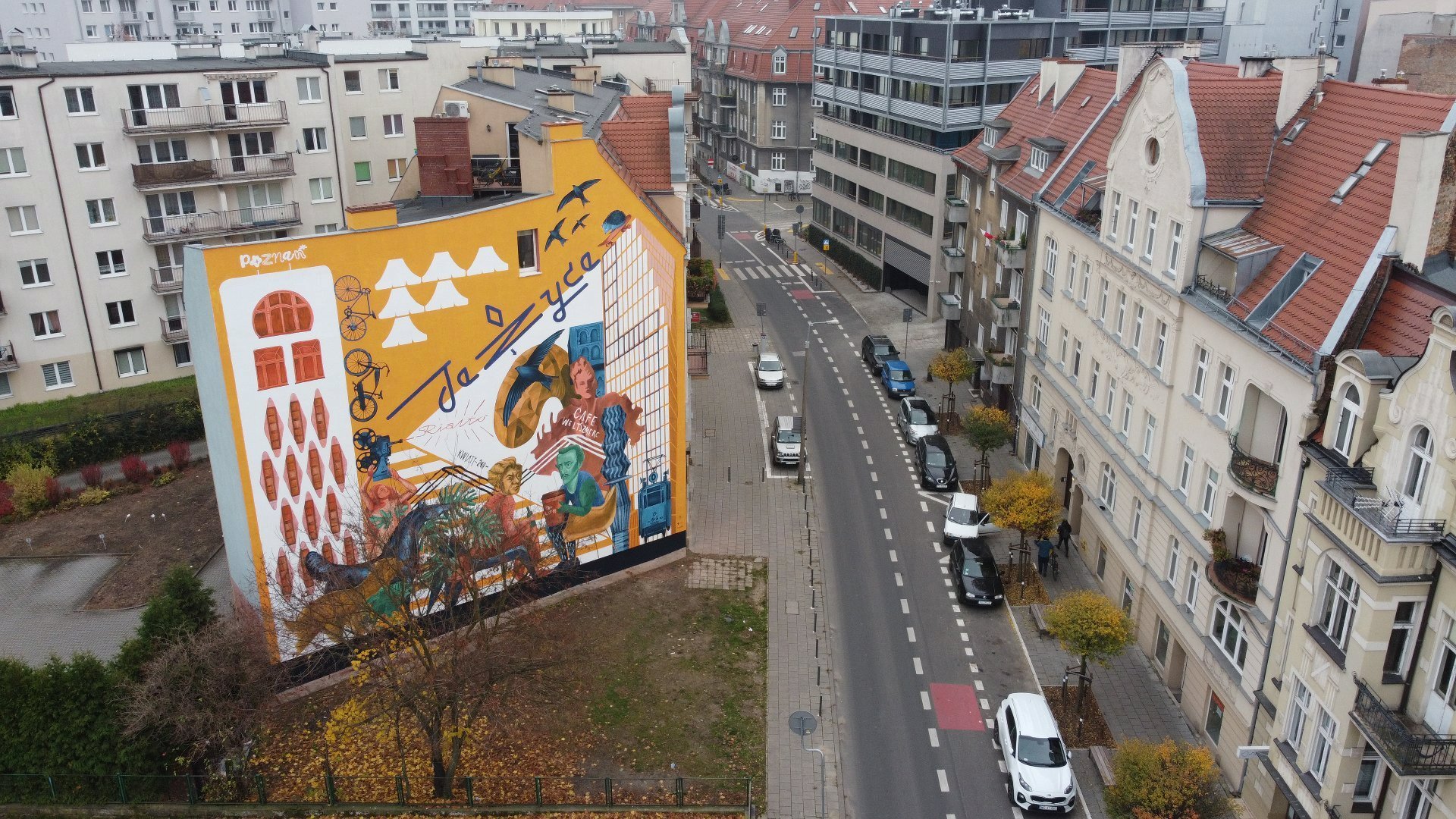 Na zdjęciu Jeżyce z lotu ptaka, na pierwszym planie mural