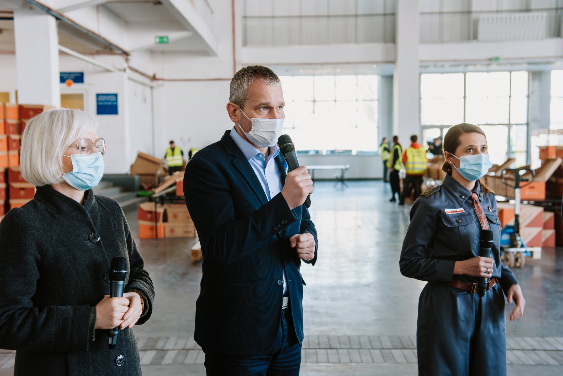 Na zdjęciu trzy osoby w maskach i z mikrofonami, dwie kobiety, w środku Jędrzej Solarski - grafika artykułu