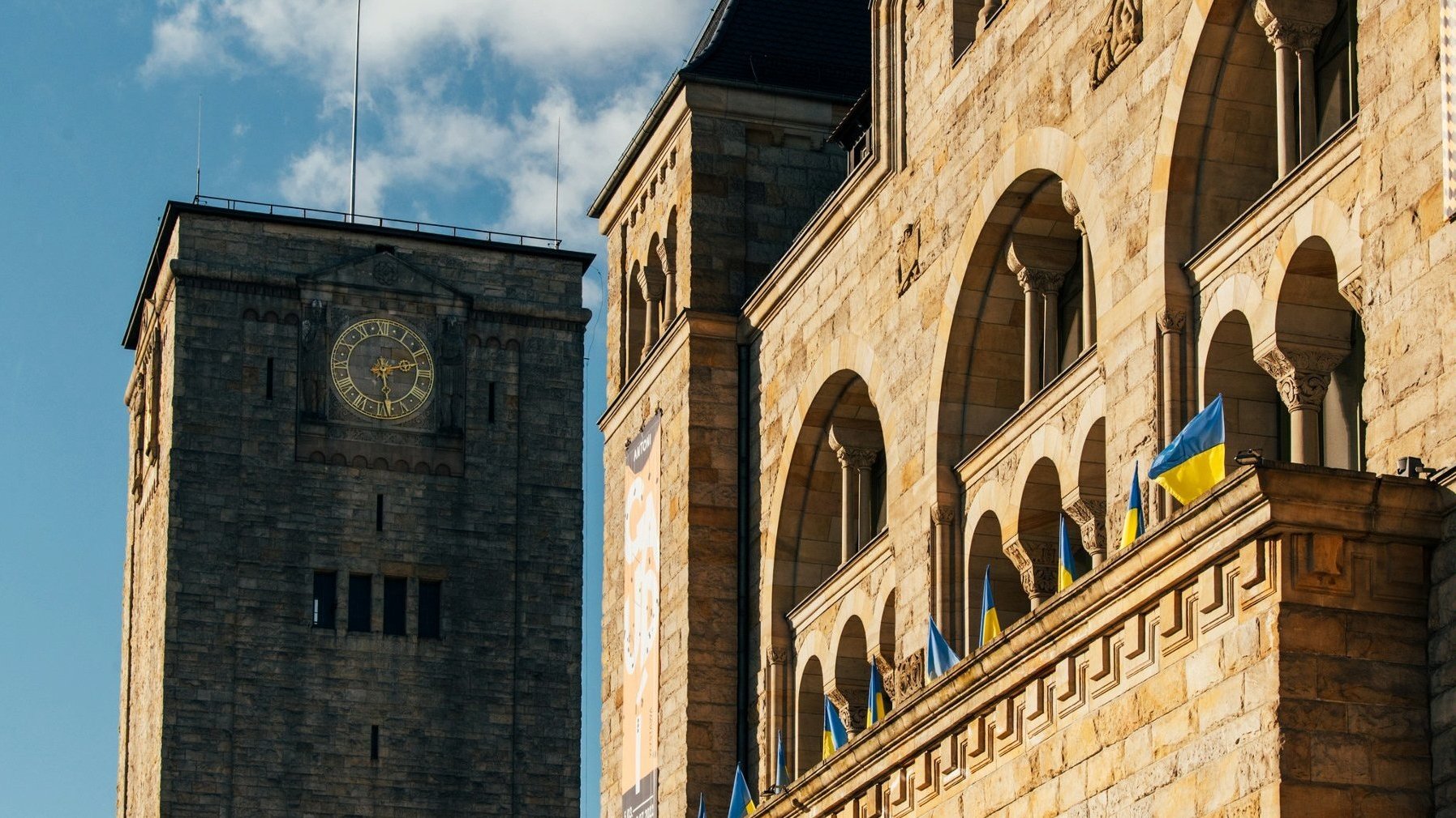 Zdjęcie przedstawia ukraińskie flagi powiewające na Centrum Kultury Zamek.