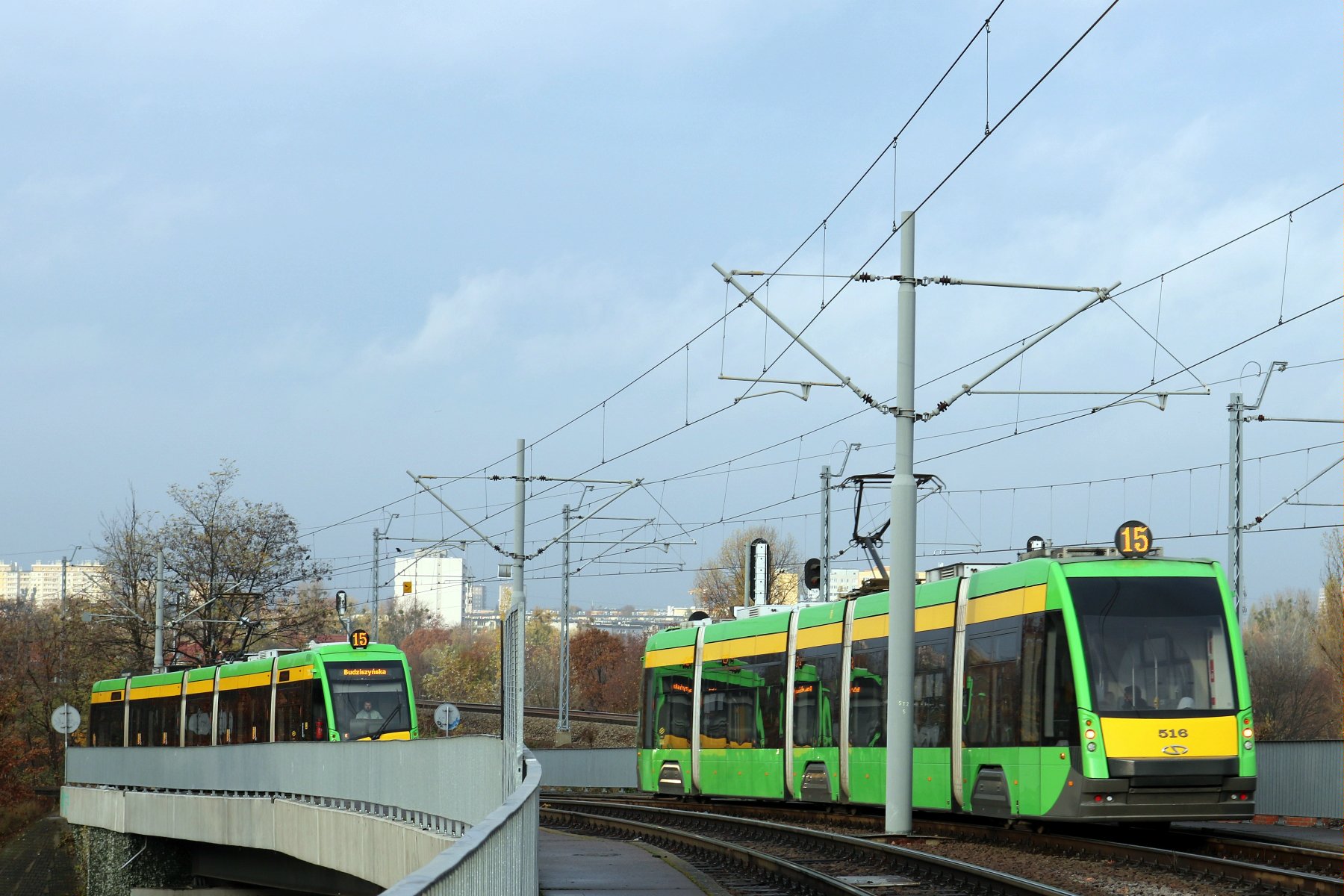 Tramwaje mijające się na estakadzie nad ul. Poznańską - grafika artykułu