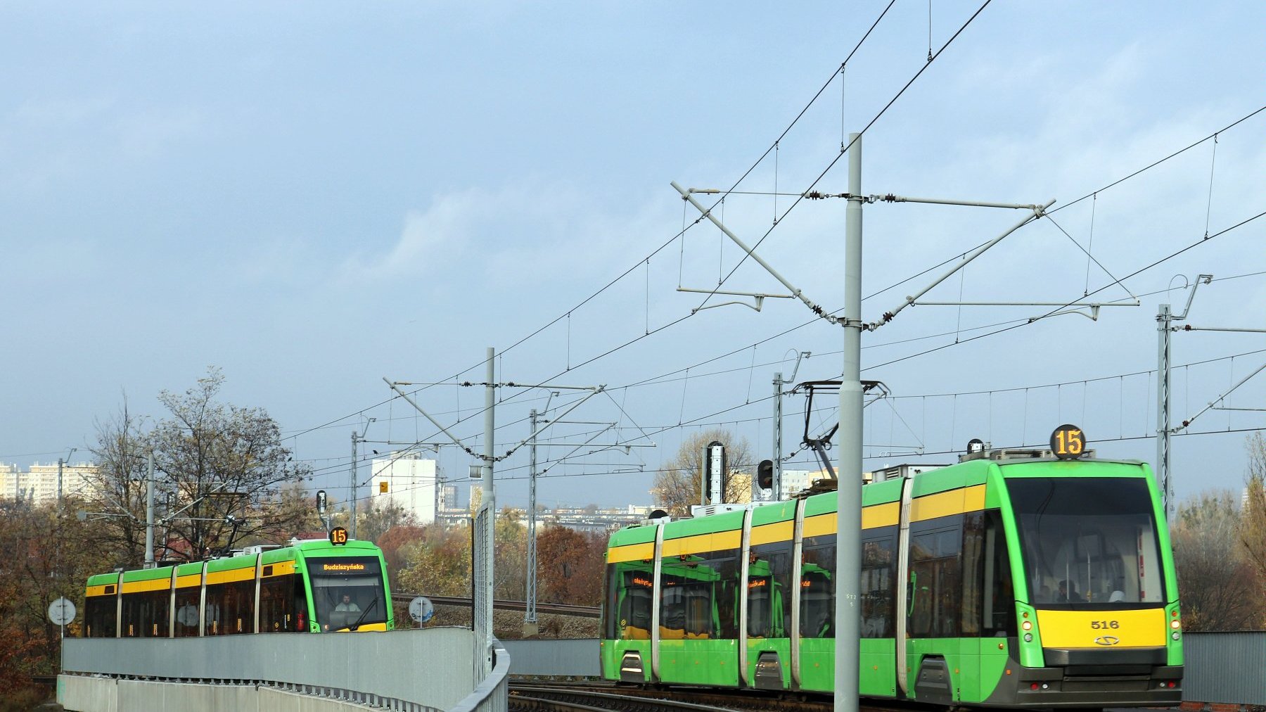 Tramwaje mijające się na estakadzie nad ul. Poznańską