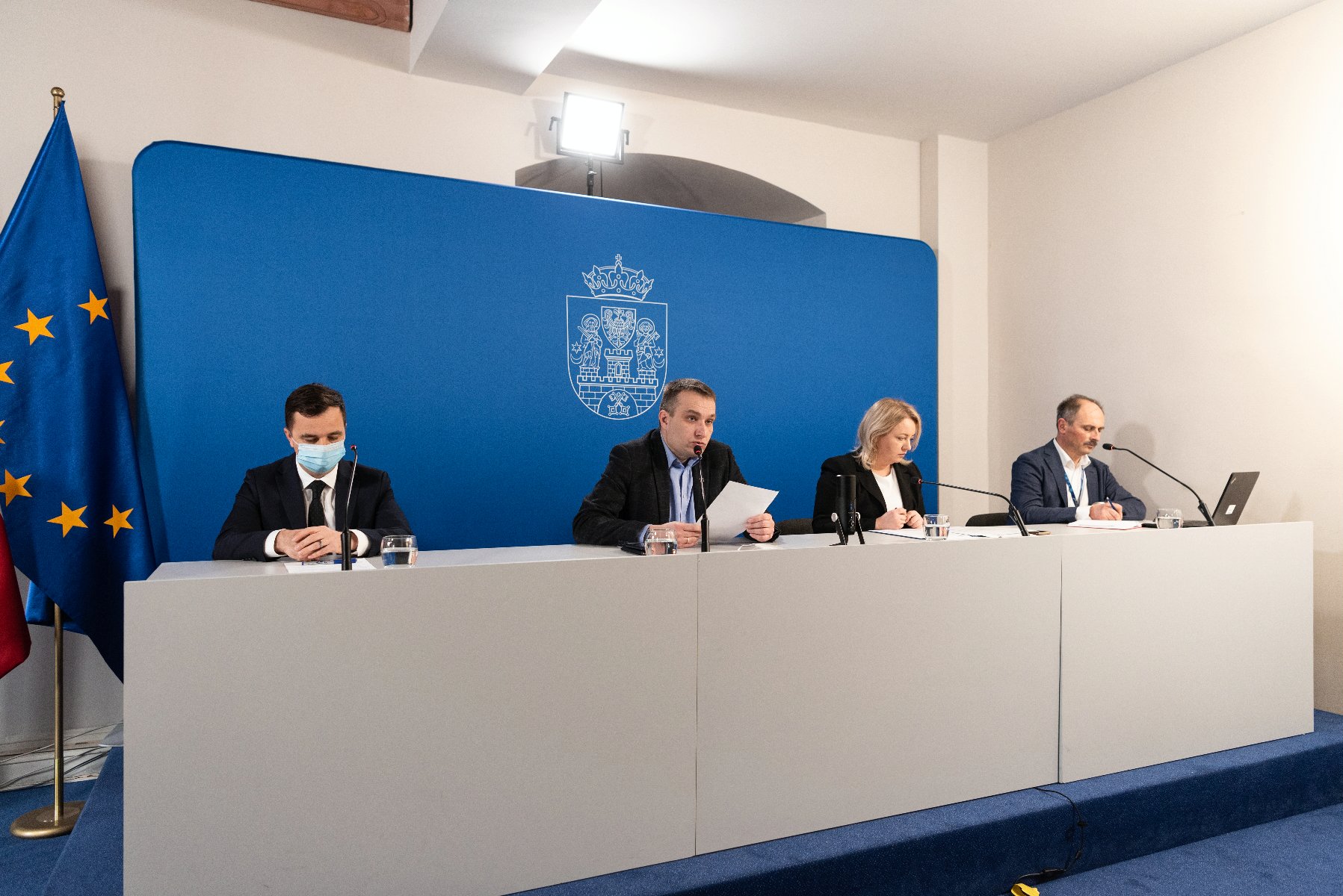 Na zdjęciu 4 osoby za stołem konferencyjnym: Mariusz Wiśniewski, Bartosz Pelczarski, Magdalena Pietrusik-Adamska i Witold Rewers - grafika artykułu